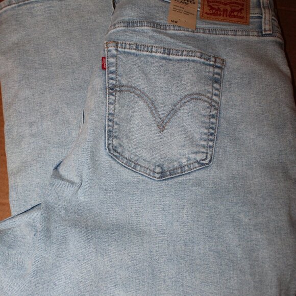 Levi’s High Waisted Crop Flare Jean - Picture 7 of 8